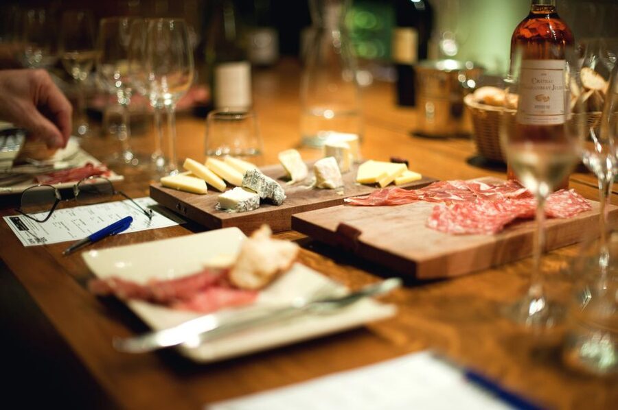 Paris: Wine and Cheese Lunch - The sommelier makes the difference