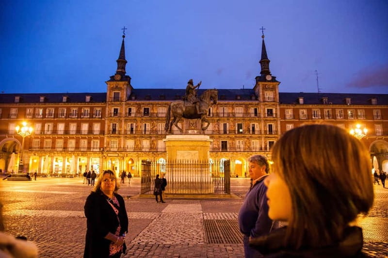 Personalised Traditional Madrid Night Tapas and Drinks Tour - Plaza de las Cortes and the final bar
