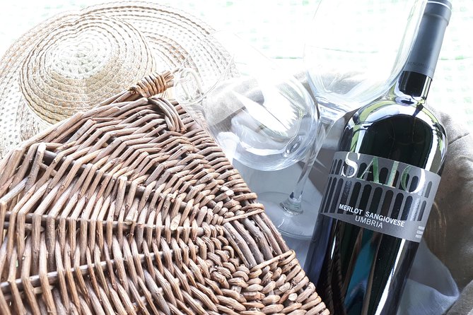Pic nic Deluxe Assisi for 2 and wine tasting 5 wines - Who will enjoy this most?