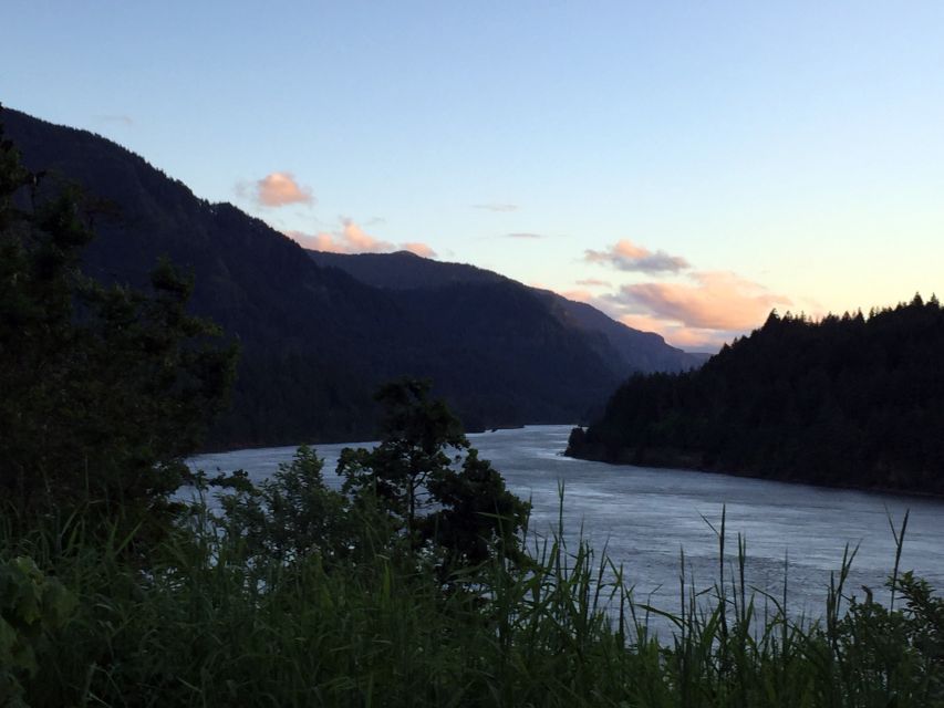 Portland: Mount Hood Wine and Waterfalls Full-Day Tour - What the guide adds to the day