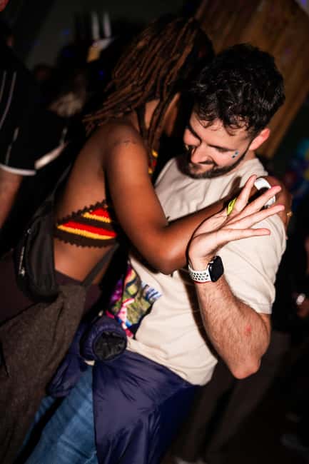 Porto: 4 Bar Pub Crawl, 7 Drinks, & Skip-the-Line Club Entry - Languages, timing, and the practical details