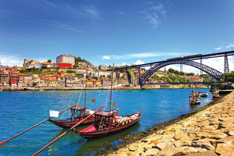 Porto: City Tour, 6 Bridges Cruise and Wine Tasting - São Bento Station and its famous interior