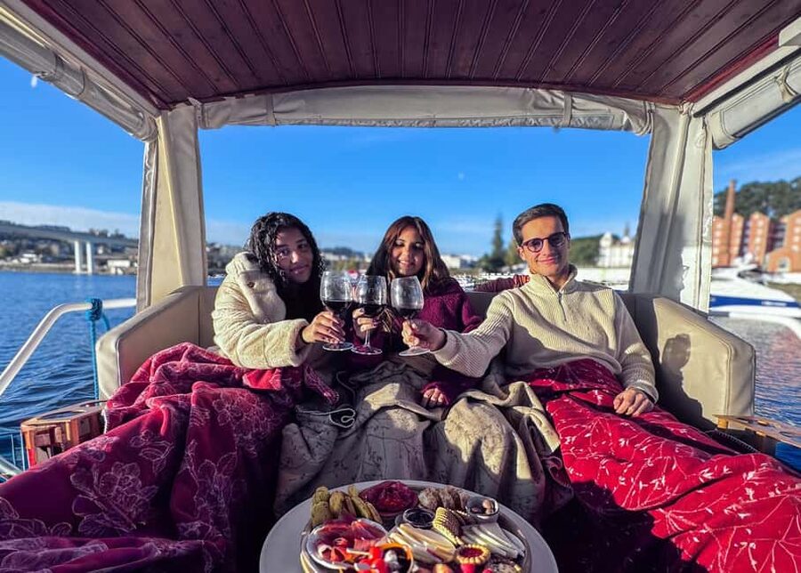 Porto: Douro Cruise, 6 Bridges & 4 Port Wines (Max 7) - Music, blankets, Wi-Fi, and the comfort factor