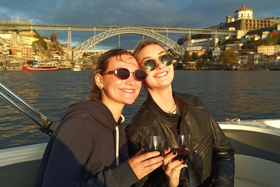 Porto: Douro River Cruise & Boat Tour with Port Wine Tasting - Comfort in winter and wet weather