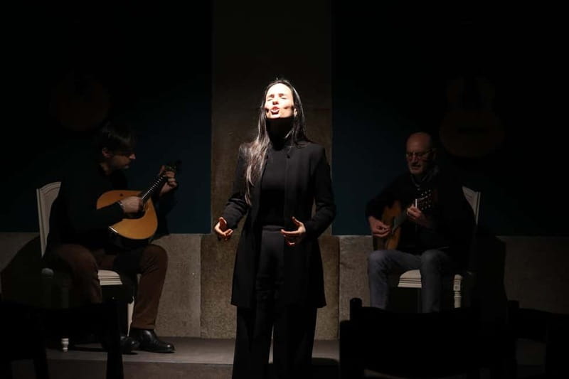Porto: Intimate Fado Show & Port Wine in Trindade Noble Hall - How the one-hour concert unfolds