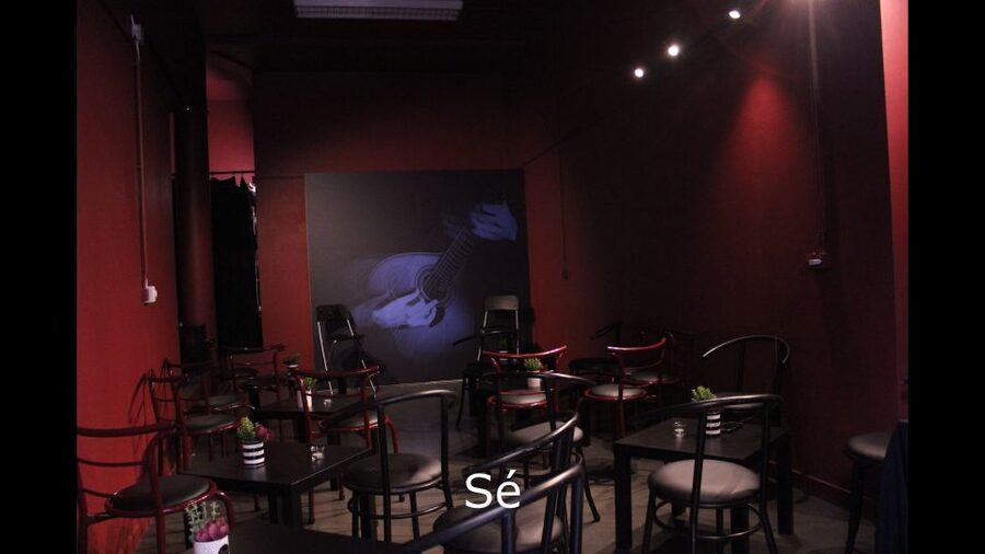 Porto: Live Fado Show with Glass of Port Wine - Why this small fado show works in Porto