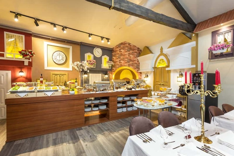 Porto: Magic Train Tour and Port Wine Cellar with Tastings - Returning through the center