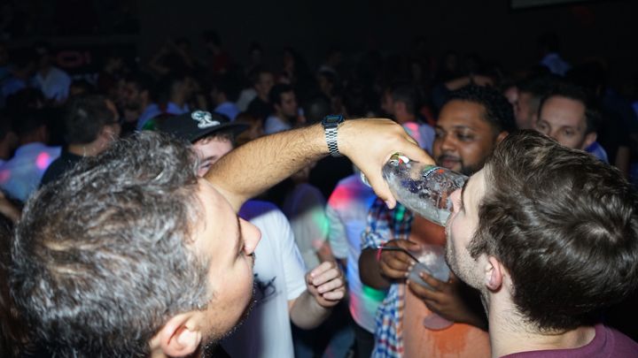 Porto: Pub Crawl with 6 Drinks and VIP Club Entry - What $19 really gets you