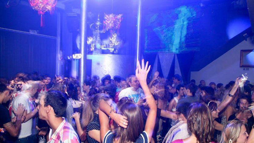 Porto: Pub Crawl with 6 Drinks and VIP Club Entry - Should you book the Porto pub crawl?