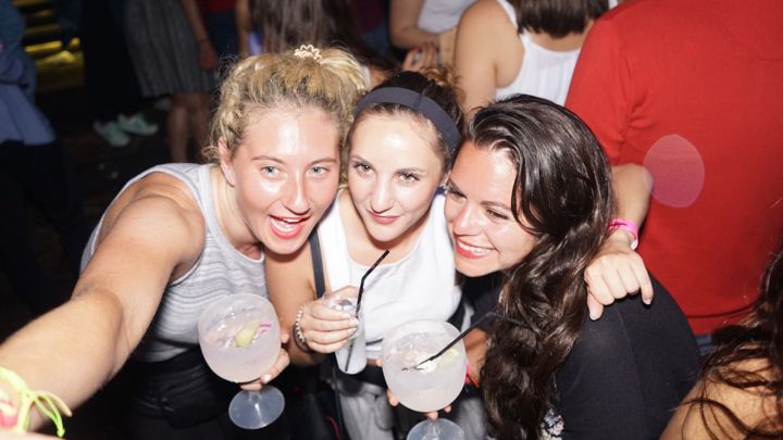 Porto: Pub Crawl with 6 Drinks and VIP Club Entry - The first bar and the six-drink package