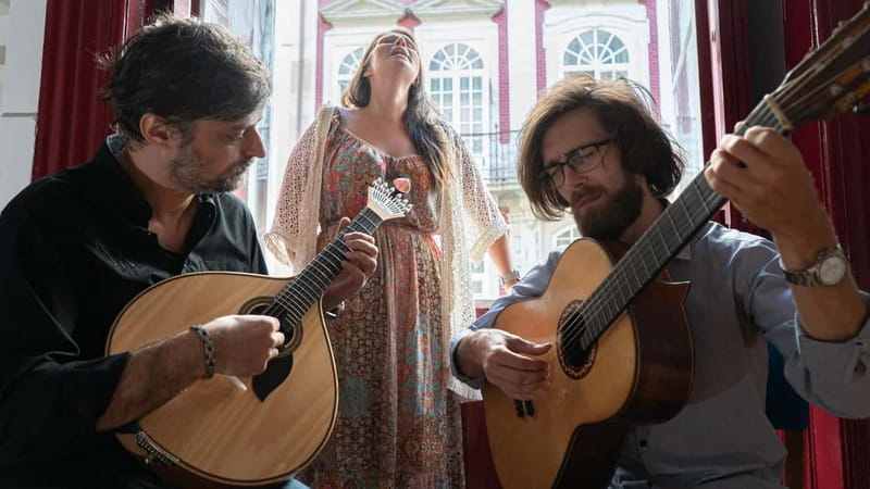 Porto: What is Fado? Commented Live Concert with Port Wine - Amália Rodrigues and the change from old to new