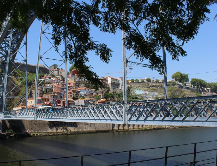 Porto: Wine Tasting with Tapas Walking Tour - Learning to taste five Portuguese wines