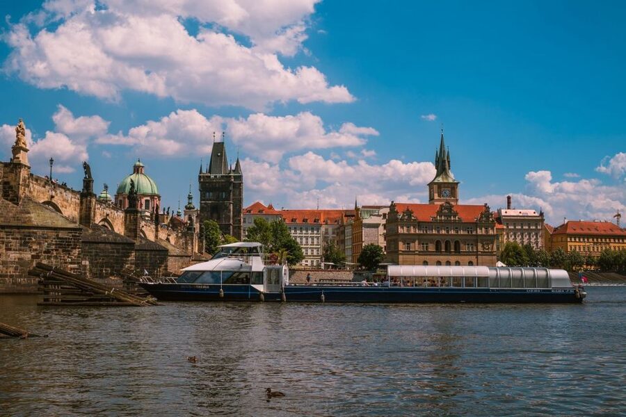 Prague: Evening Vltava River Eco Cruise with Prosecco - Straka Academy, Rudolfinum, and the Old Town