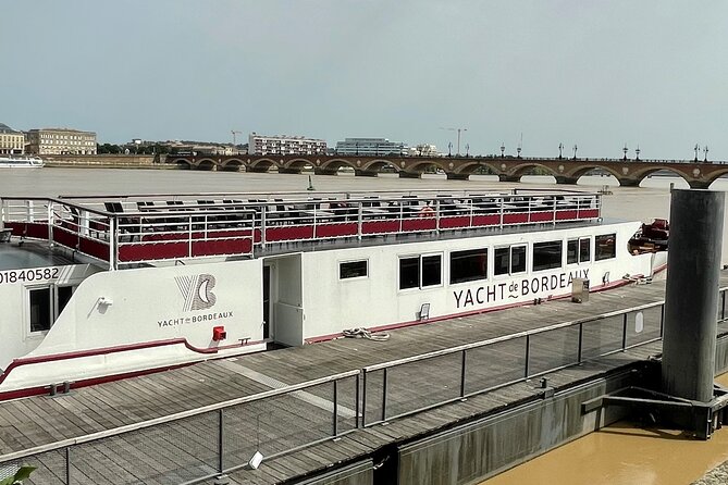 Prestige Commented Cruise glass of wine and Canelé in Bordeaux - What you see during the 90-minute route