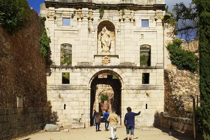 Priorat tour to 3 small wineries and hotel pick-up - Who should book this Priorat wine tour