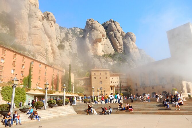 Private Montserrat with Lunch and Wine Tasting from Barcelona - Visiting a boutique winery in Vilafranca del Penedès