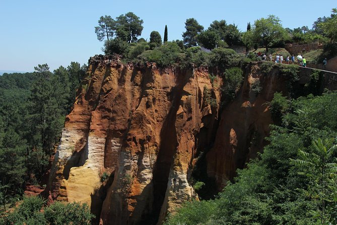 Provence Wineries and Luberon Villages Day Trip from Aix-en-Provence - What the minibus day feels like