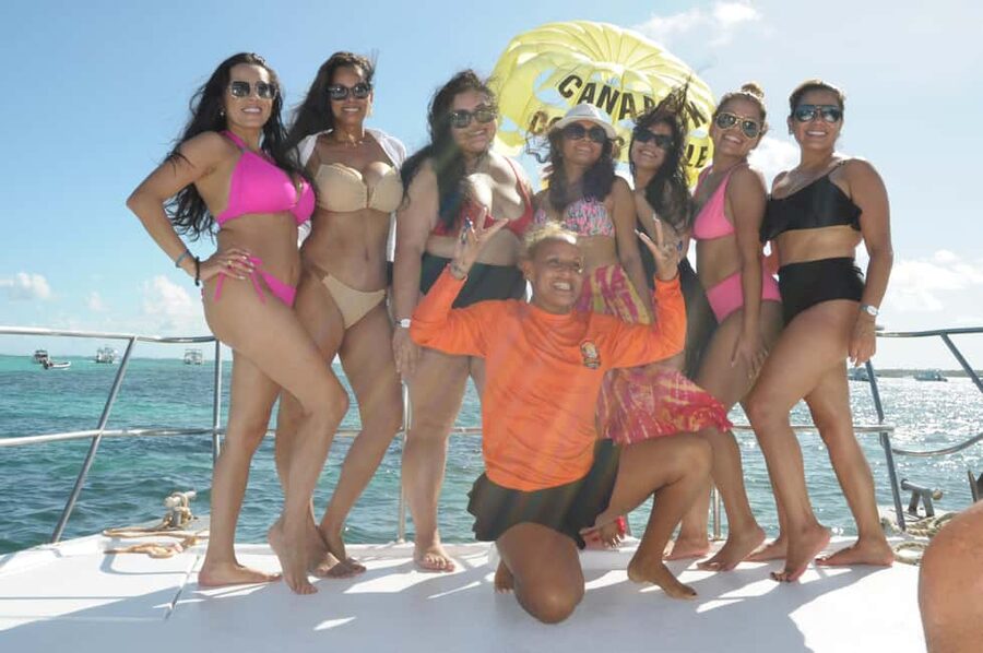 Punta Cana: Booze Cruise with Snorkel and Natural Pool Stop - The guide service and overall atmosphere