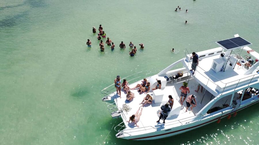 Punta Cana: Booze Cruise with Snorkel and Natural Pool Stop - The cruise between stops