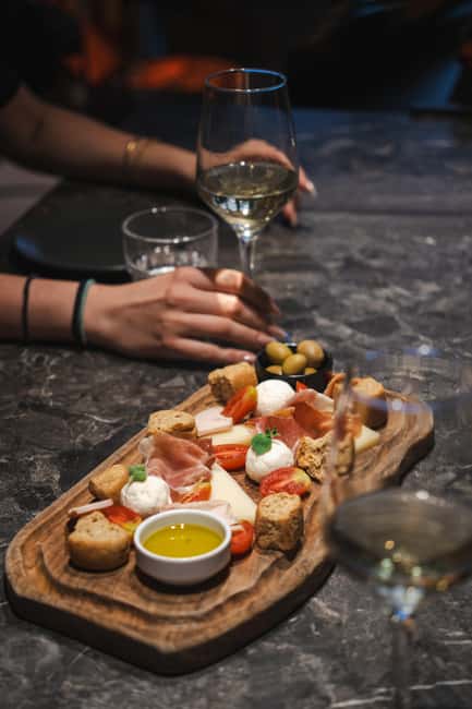 Rethymno: Cretan Wine Tasting Guided Tour with Local Food - A personal class with Antigone