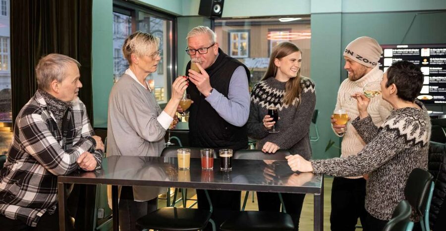 Reykjavik: Beer and Booze Tour - Meeting at Hlöllabátar and finding Ingólfstorg