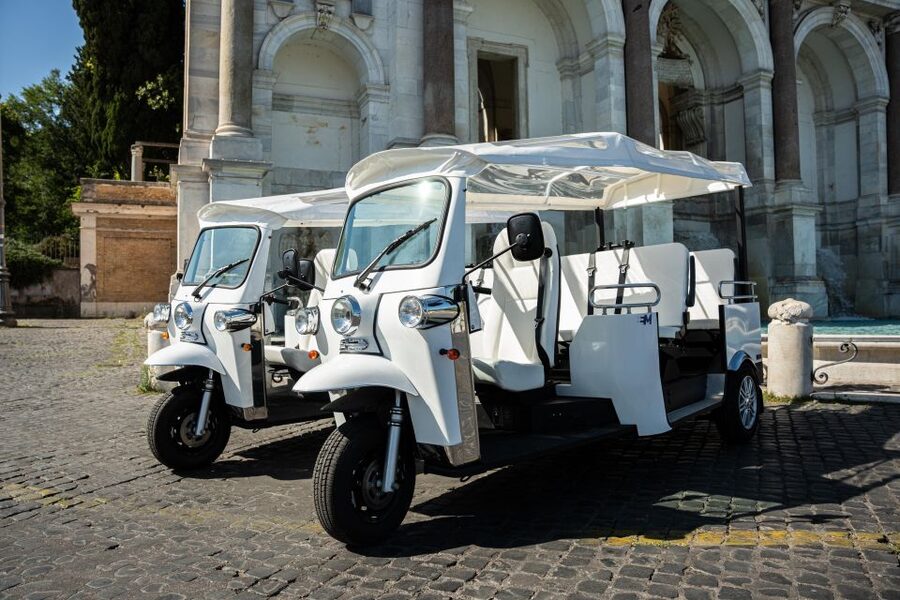 Rome: 2-Hour Vip Tuk-tuk tour with Hotel Pickup and Prosecco - The Colosseum from the road