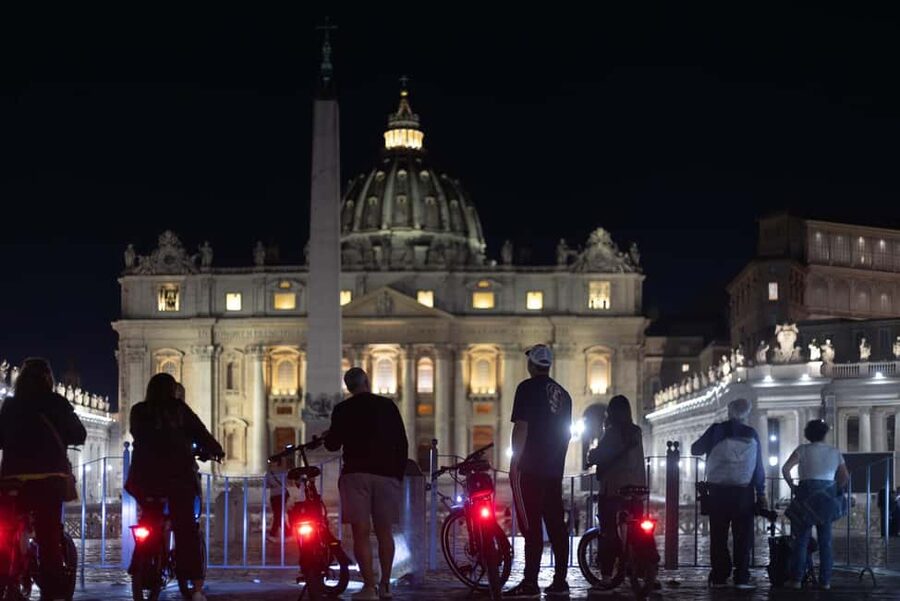 Rome: E-Bike Night Tour with Food and Wine Tasting - Why Rome by e-bike works so well at night