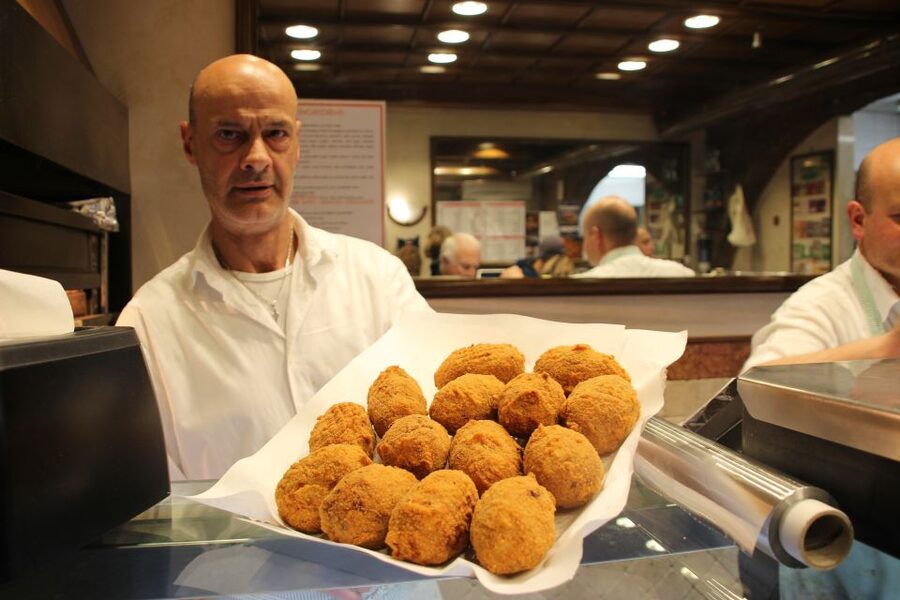 Rome: Food Tour and Wine Tasting in a Traditional Trattoria - Fried baccalà at Dar Filettaro