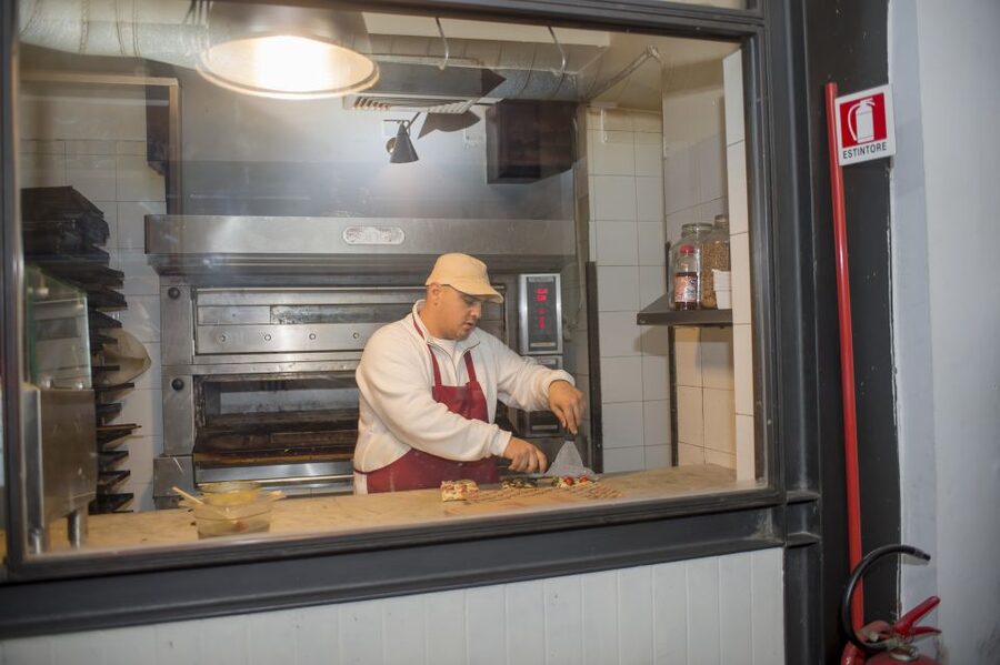 Rome: Food Tour and Wine Tasting in a Traditional Trattoria - Walking through Rome toward Trastevere