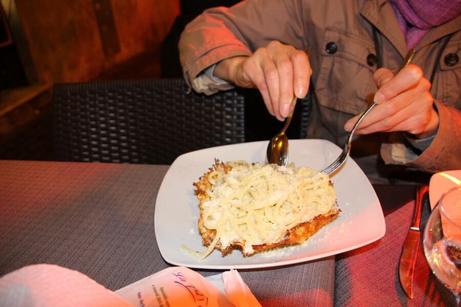 Rome: Food Tour and Wine Tasting in a Traditional Trattoria - The guides and the group experience