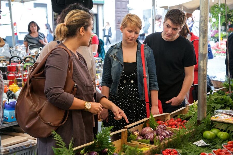 Rome: Food & Wine Tour of Campo de Fiori, Ghetto, Trastevere - Starting in Campo de’ Fiori with Roman market life
