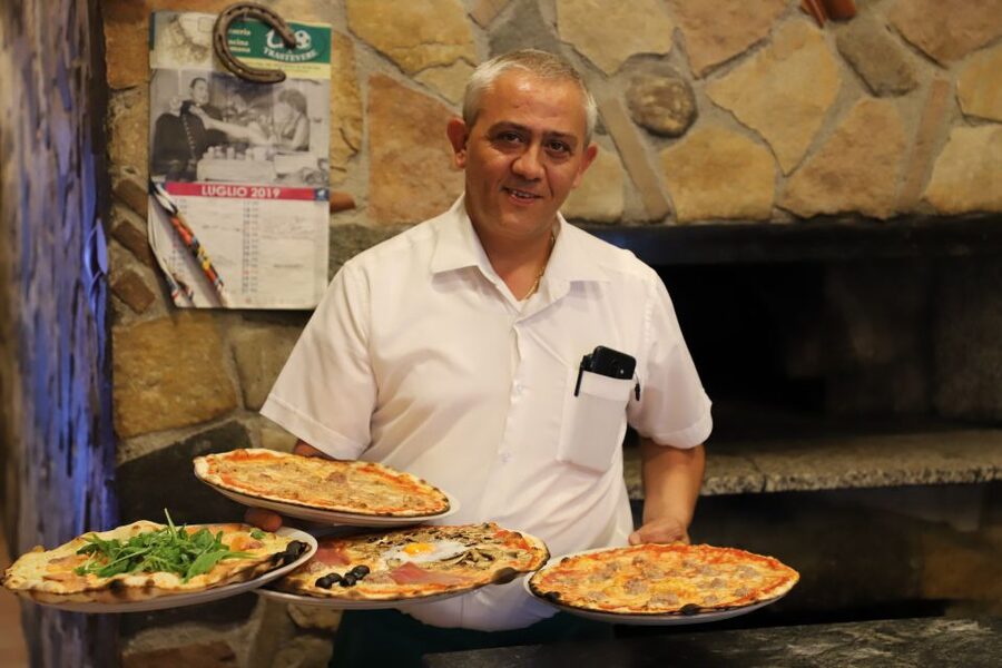 Rome: Trastevere Food and Wine Tasting Tour - A short walk through Piazza di Santa Maria