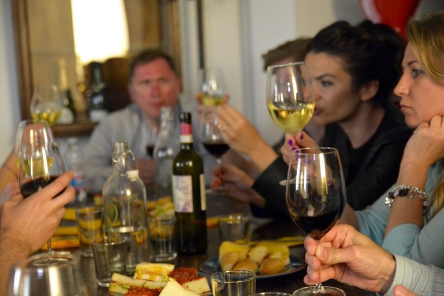 Rome: Trastevere Food and Wine Tasting Tour - The guides and the feel of the group