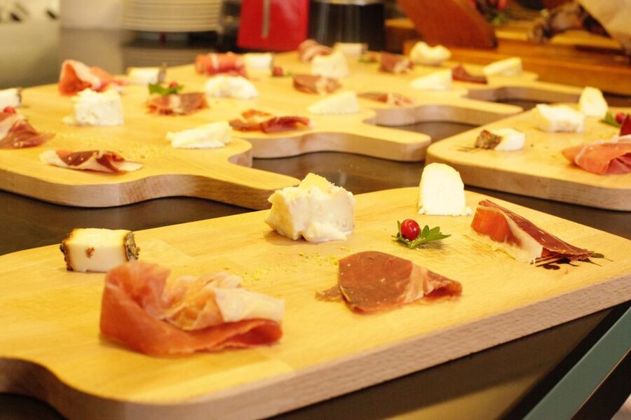 Rome: Trastevere Guided Food and Wine Tour with 20+ Tastings - Finishing with real artisanal gelato
