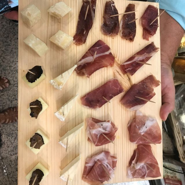 Rome: Trastevere Guided Food and Wine Tour with 20+ Tastings - The guides shape the whole evening