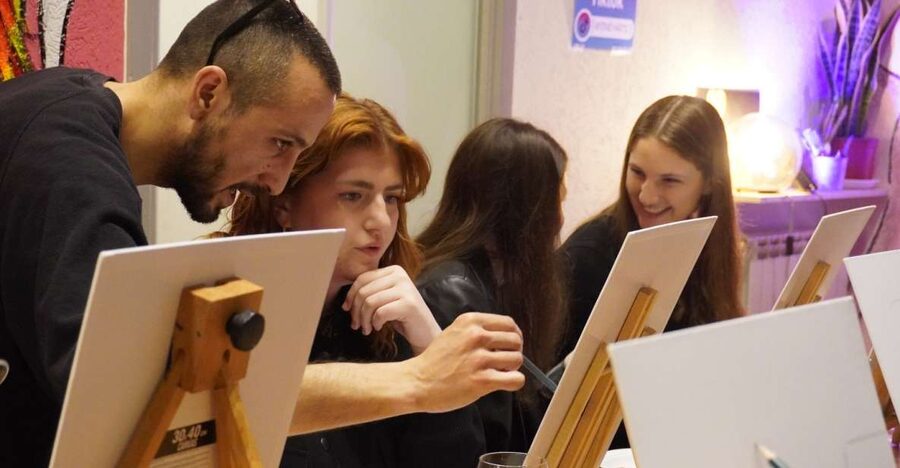 Rome: Wine and Paint Experience in Piazza Navona - Unlimited Italian wine and Roman pizza