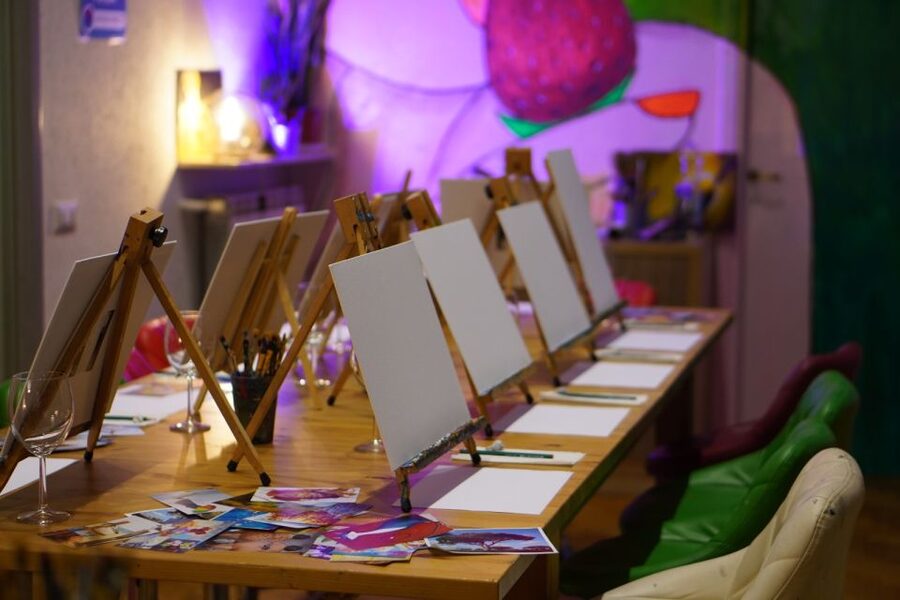 Rome: Wine and Paint Experience in Piazza Navona - Painting choices for beginners and confident artists