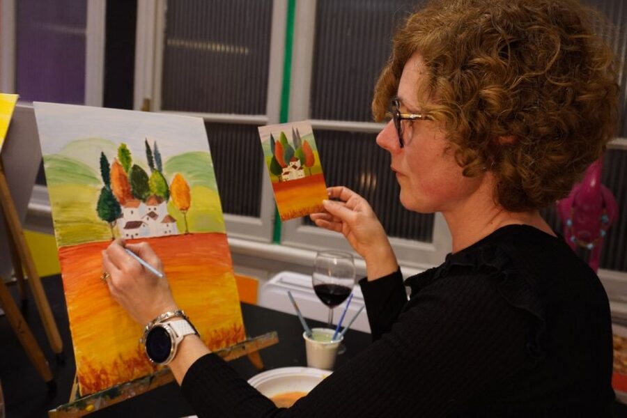 Rome: Wine and Paint Experience in Piazza Navona - The social side of the studio
