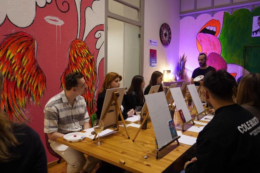 Rome: Wine and Paint Experience in Piazza Navona - Who should book this experience