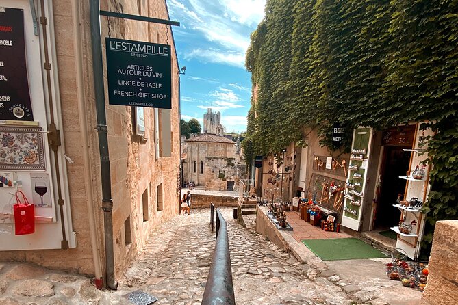 Saint-Emilion Afternoon Wine Tour - 2 Wineries & delicacies - A family winery and the final apéritif