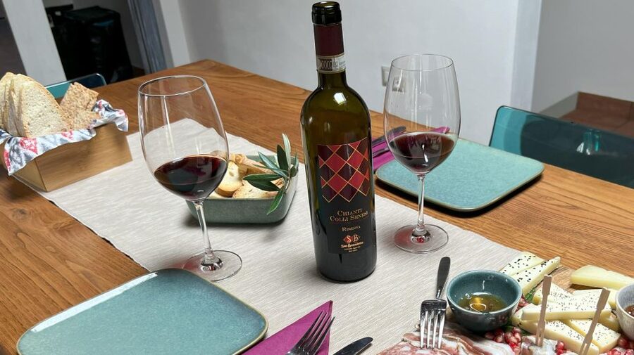 San Gimignano: Vineyard and Cellar Tour with Wine Tasting - Tasting Vernaccia, Chianti, and Vinsanto