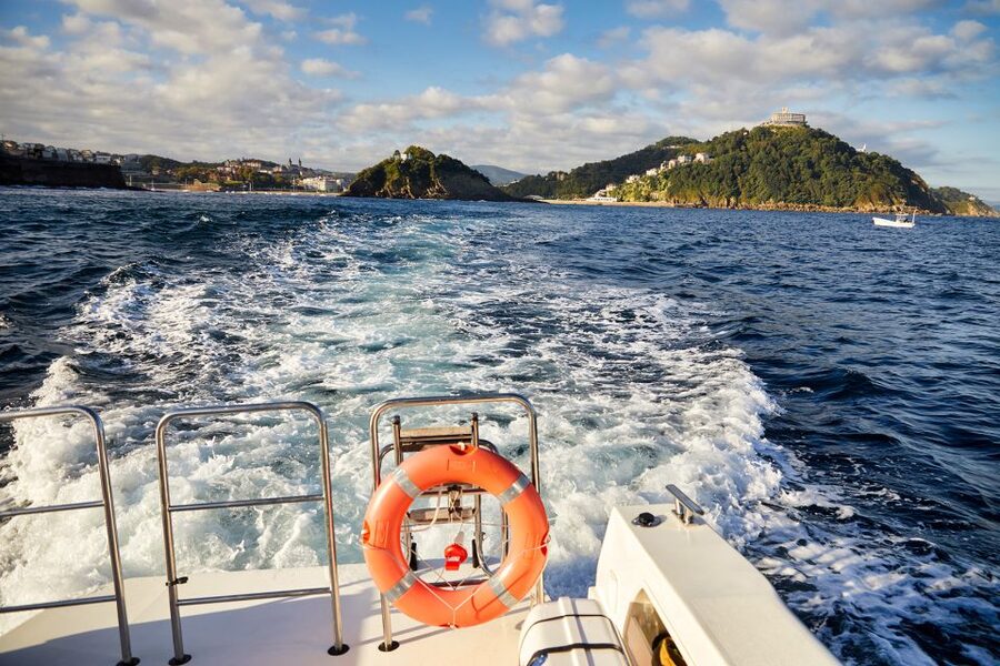 San Sebastian: 2 Bays Evening or Sunset Boat Tour with Cava - Entering Pasaia, the tour’s strongest section