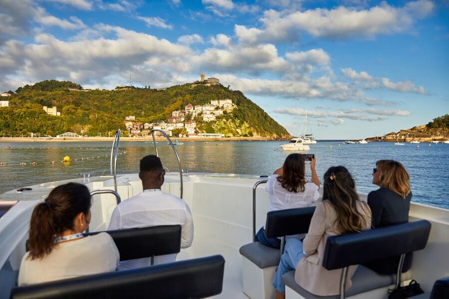 San Sebastian: 2 Bays Evening or Sunset Boat Tour with Cava - Why the sunset timing adds real value