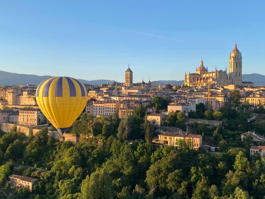 Segovia: Hot-air balloon ride with cava toast - Meeting near the hospital before dawn