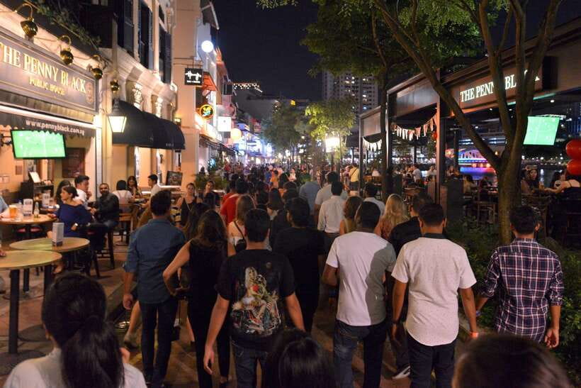 Singapore Pub Crawl - Party like a Local - The final club and VIP entry