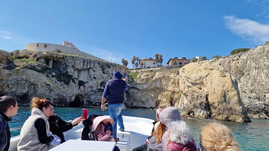 Siracusa: Ortigia & Sea Caves Boat Tour w/ Prosecco & Fruit - Fruit, prosecco, and music after the swim