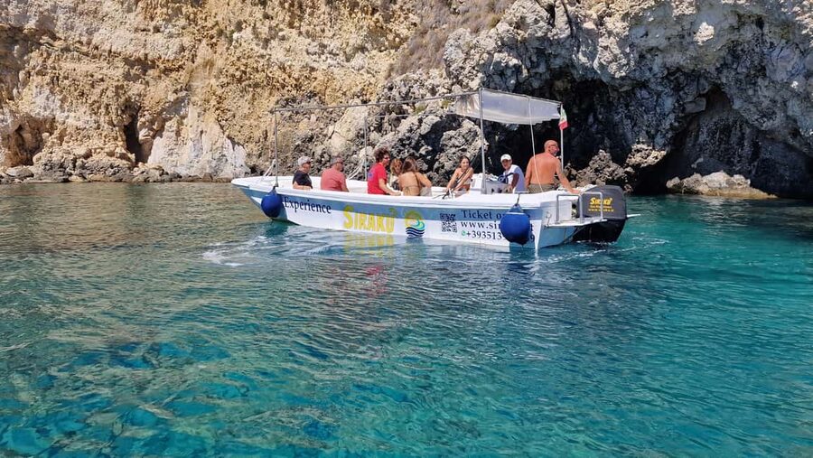 Siracusa: Ortigia & Sea Caves Boat Tour w/ Prosecco & Fruit - Under Umbertino Bridge and along the old walls