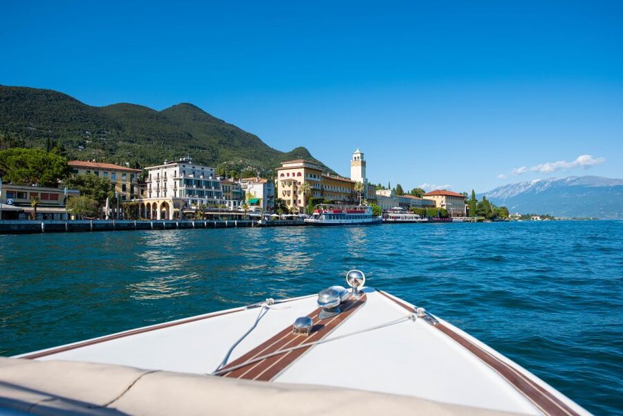 Sirmione: Scenic Afternoon Boat Cruise with Prosecco & Snack - What the guides and boat experience are like