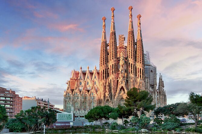Skip the Line Sagrada Familia Guided Tour & Optional Cava Upgrade - The museum and Gaudí’s crypt