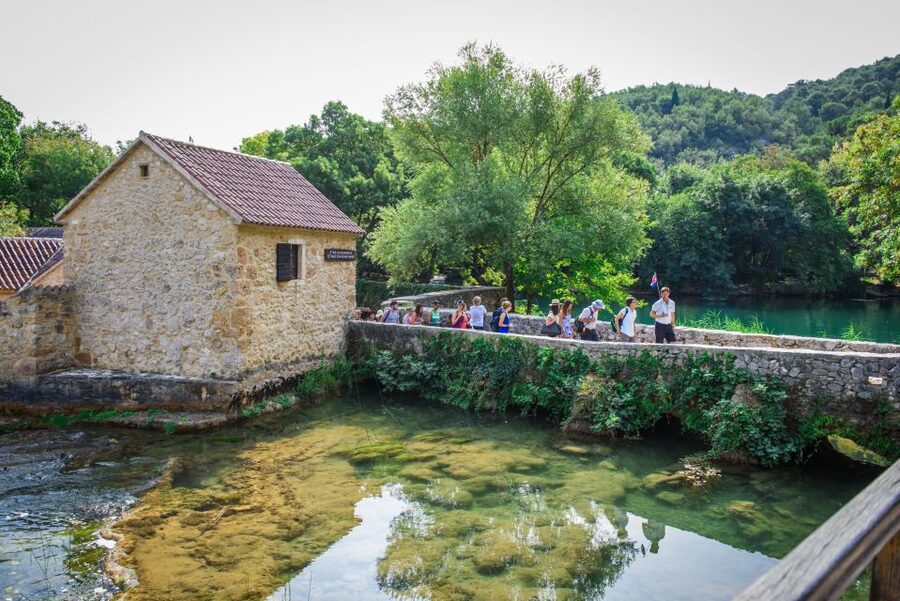 Split/Trogir: Krka National Park Day Trip with Wine Tasting - Walking around Skradinski Buk